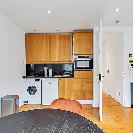 One-Bedroom Abode With A Balcony In Central London Exterior foto